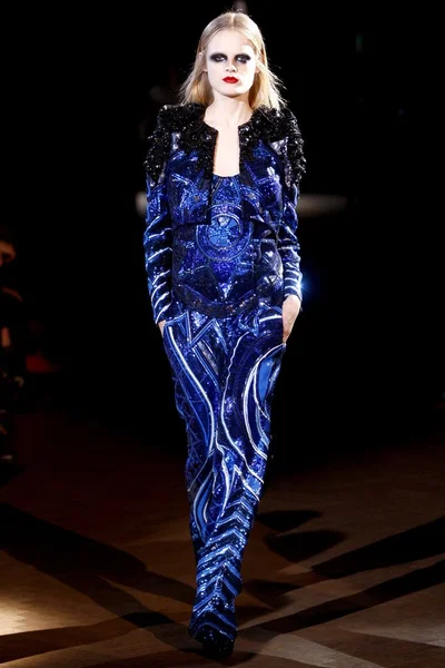 Look 16